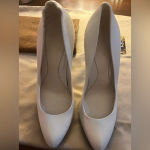 #3 GUCCI Leather Pump Sz 8.5. New conditionAuthentication number and dust bag👠